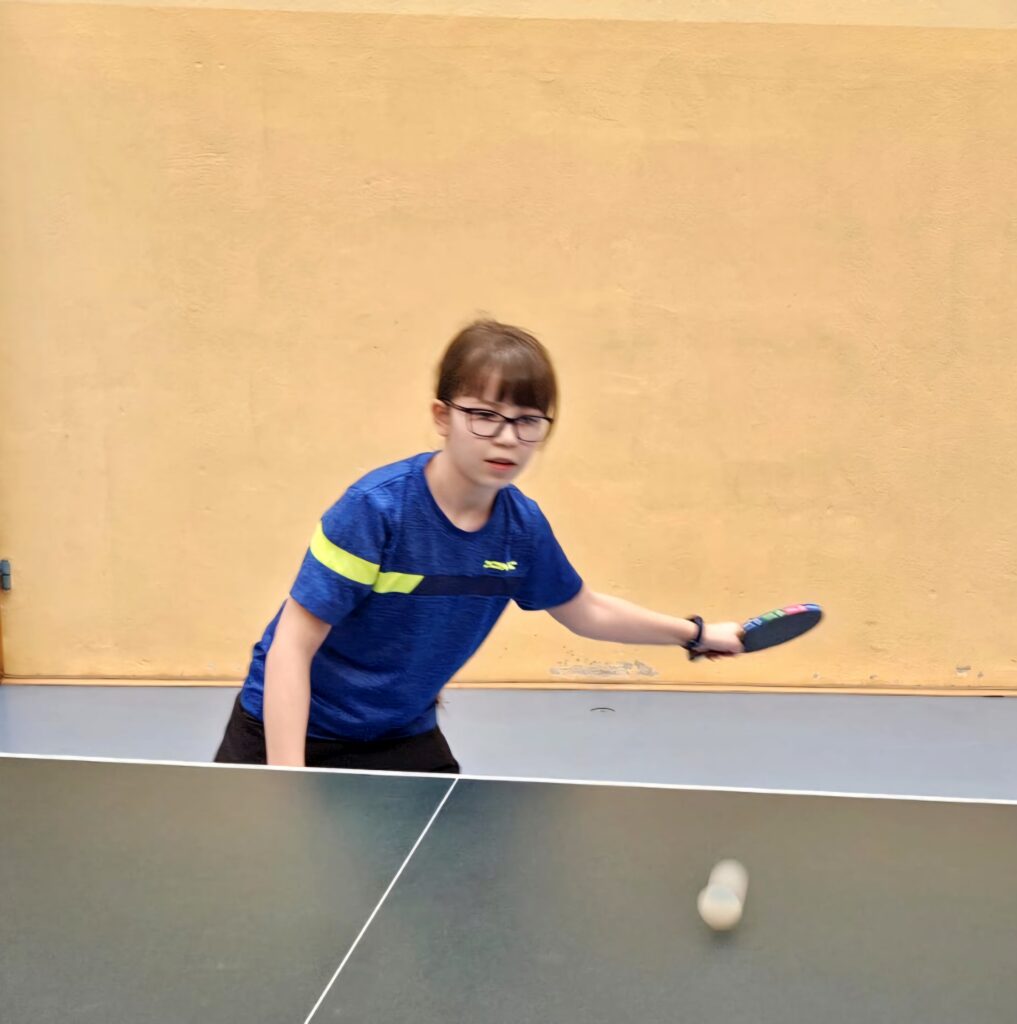 Isabelle Karpe spielt Tischtennis Februar 2024