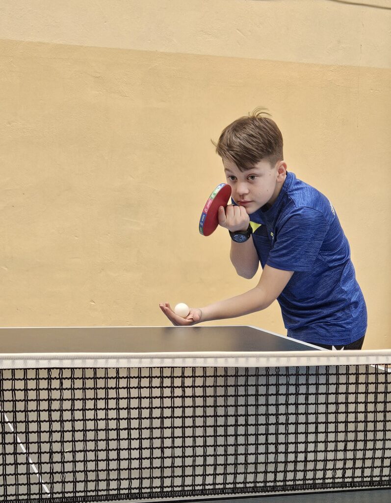 Linus Karpe spielt Tischtennis Februar 2024