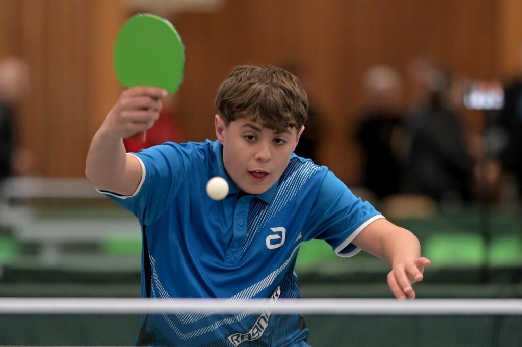 Elias Kühne spielt Tischtennis beim DTTB Top-24 in Ettlingen 2024