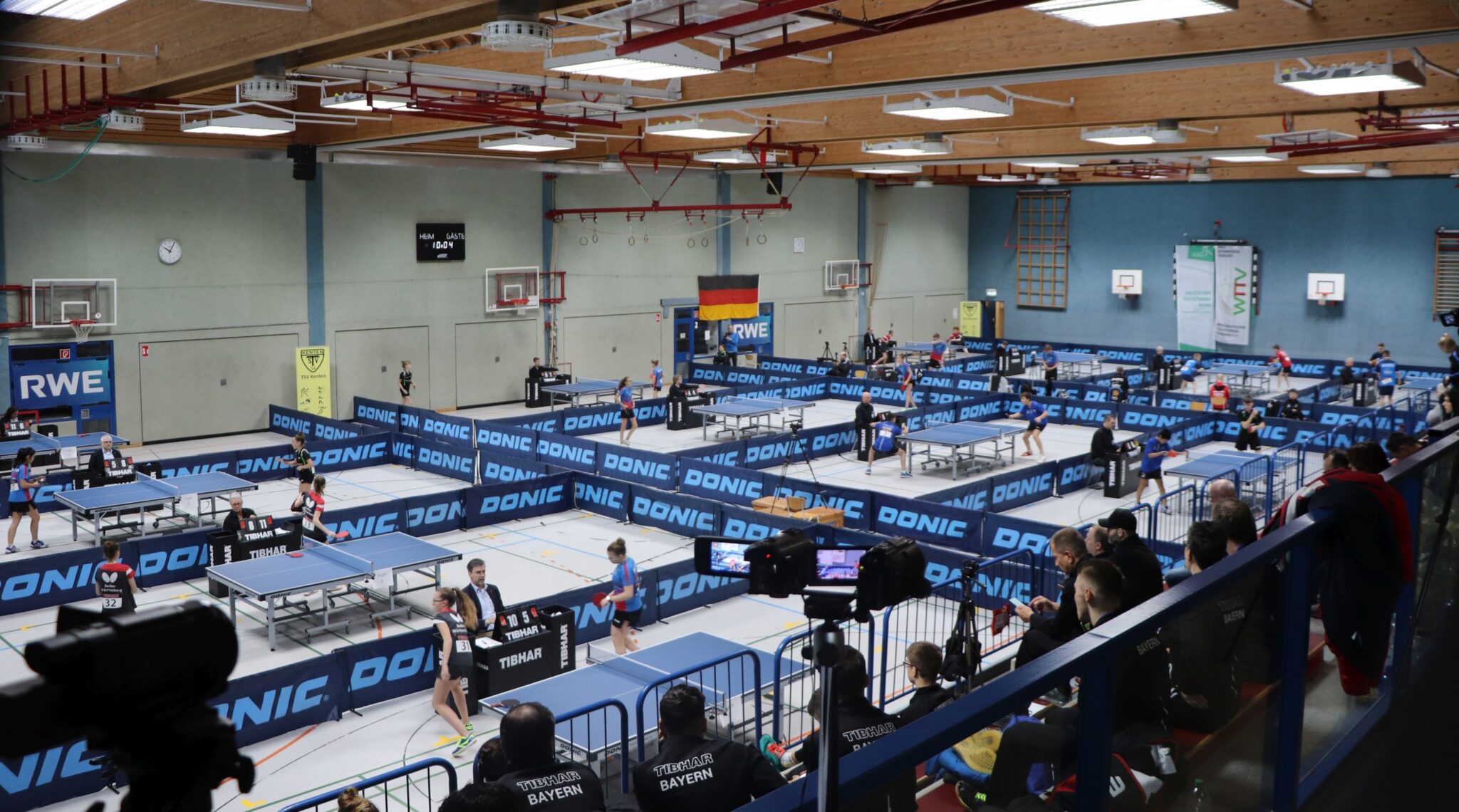 Bild von einer Halle bei einem Tischtennisturnier.