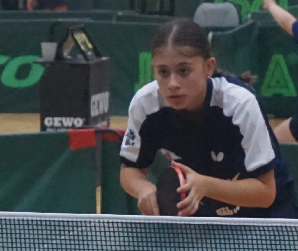 Maya Klebe spielt Tischtennis. 2024