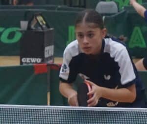 Maya Klebe spielt Tischtennis. 2024