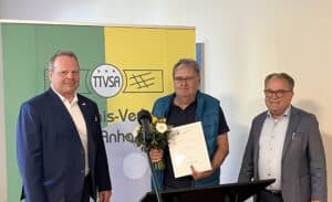 Ehrung Bernd Urbich durch Michael Rehschuh und Andreas Schmith (v.l.)