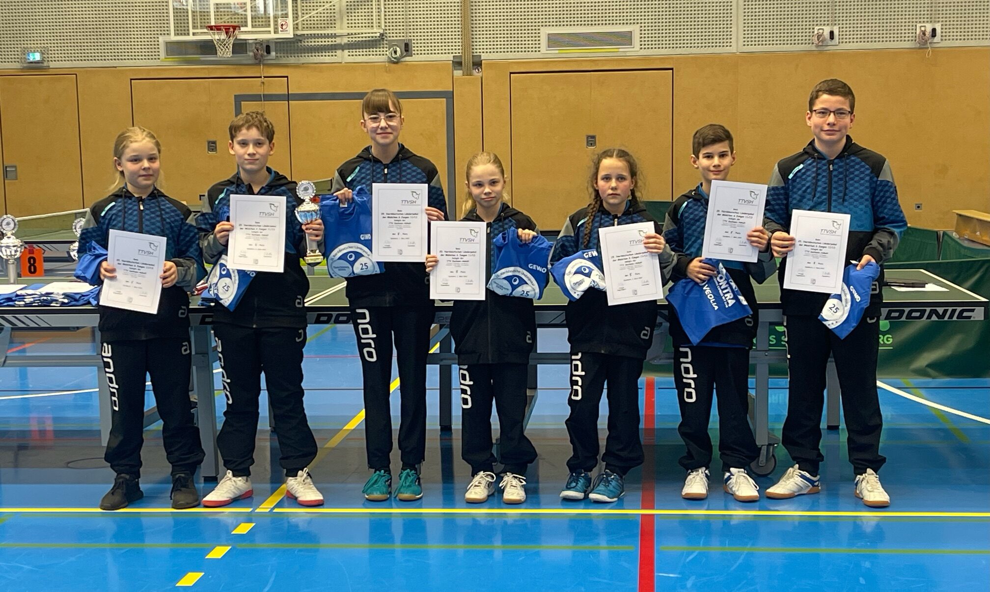 Gruppenbild von den Tischtennisspielern des TTVSA. 5. Platz beim 25. Norddeutschen Länderpokal der Mädchen & Jungen 11/13 in Quickborn 03.03.2024