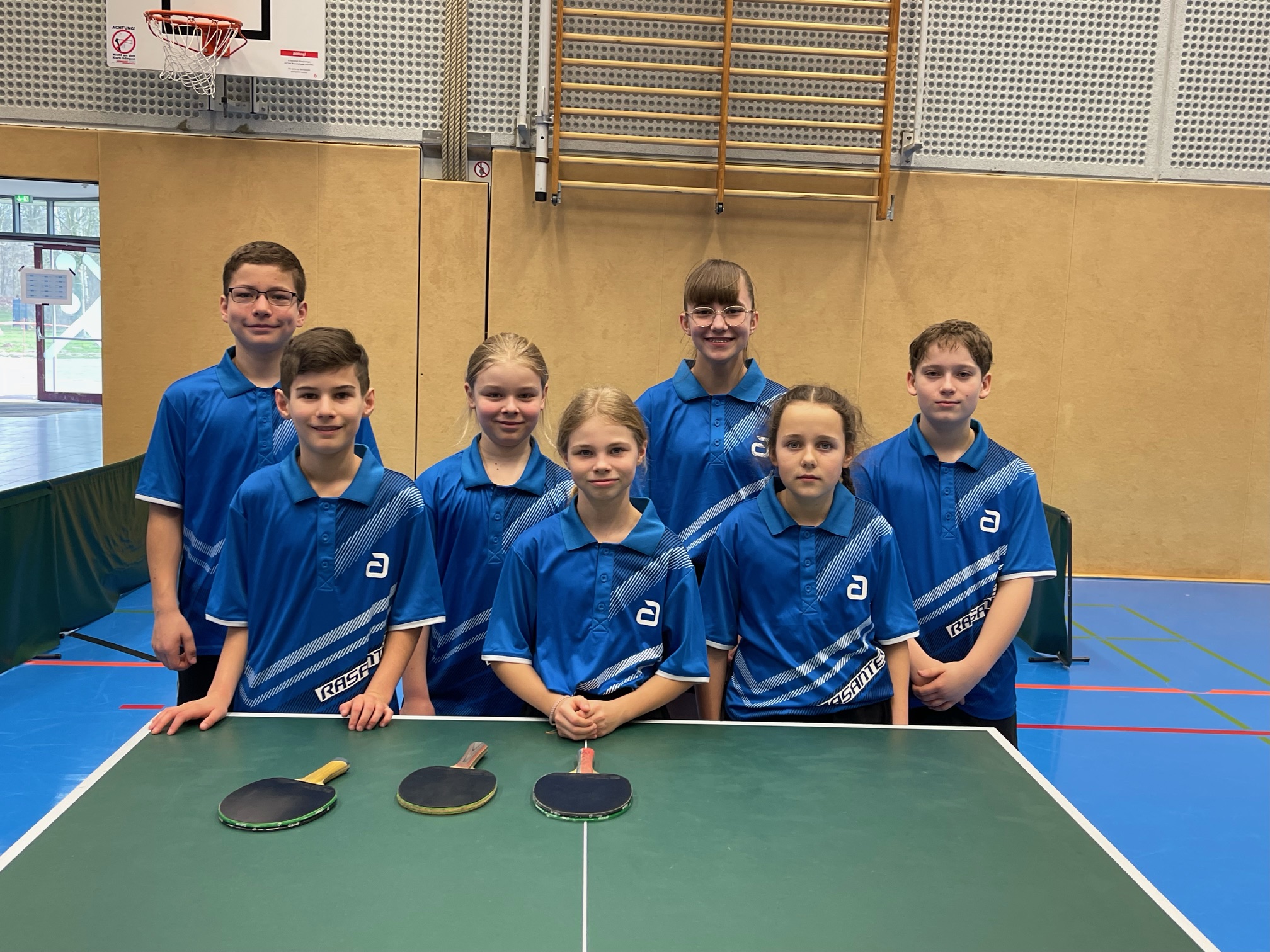 Gruppenbild von den Tischtennisspielern des TTVSA am Tisch beim 25. Norddeutschen Länderpokal der Mädchen & Jungen 11/13 in Quickborn 02.03.2024